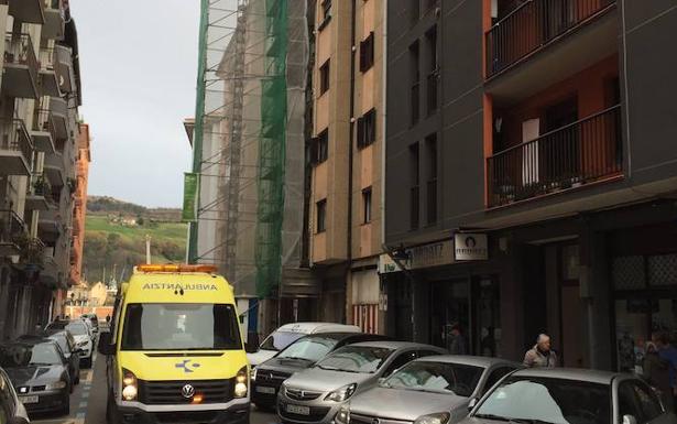 Herido un trabajador tras caer de un primer piso en Errenteria