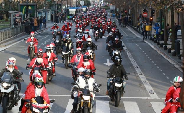 Concentración de papanoeles en moto en Donostia