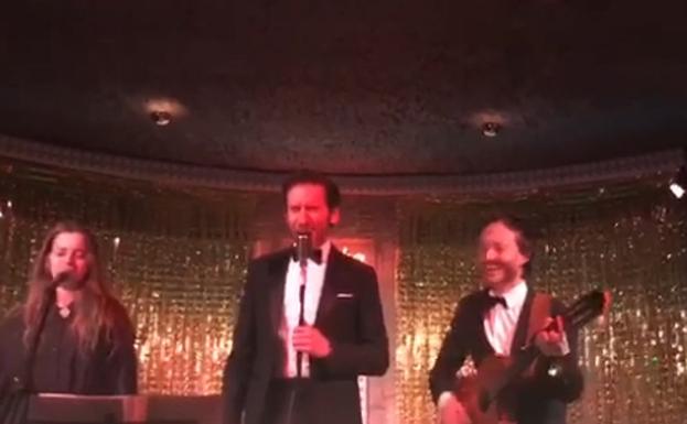 Borja Sémper canta 'Lady Donosti' junto a Pablo Benegas en una fiesta