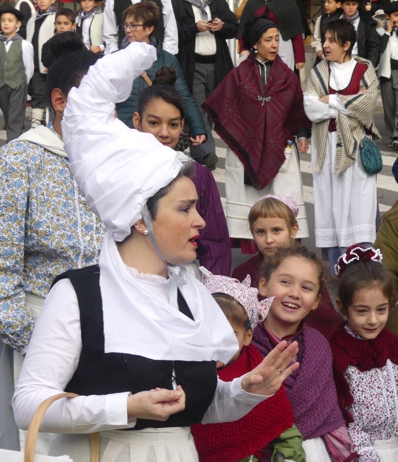 Olentzero y Mari Domingi visitan Urretxu y Zumarraga