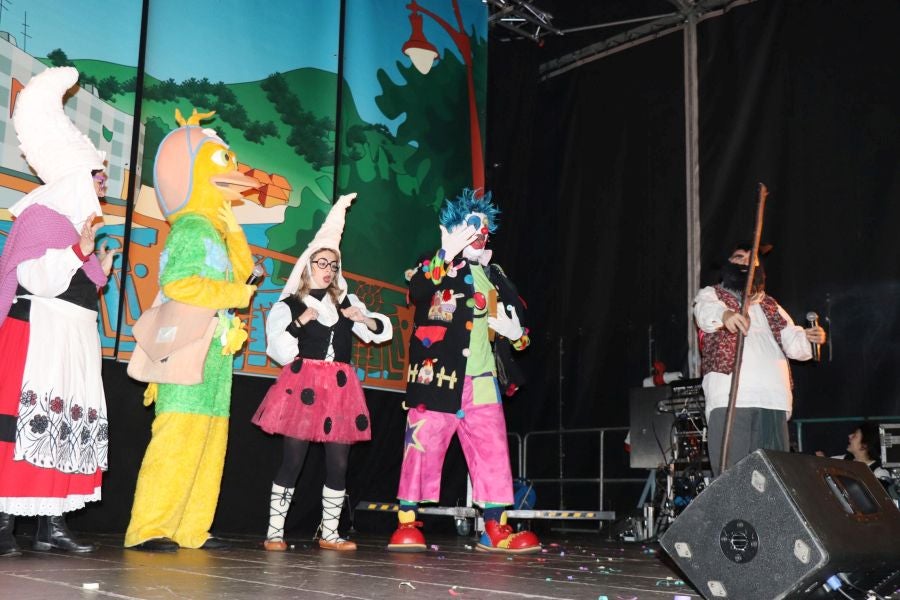 Olentzero y Mari Domingi, muy bien acompañados en Lasarte-Oria