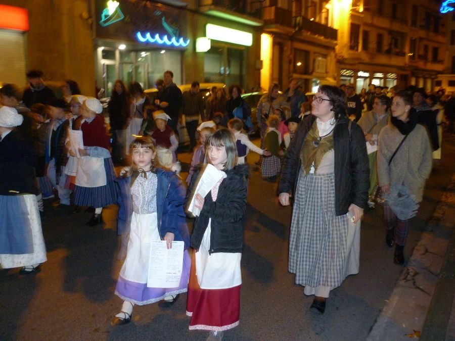 Mari Domingi y Olentzero visitan Pasaia