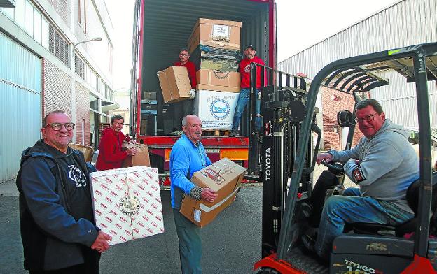 Los refugiados se abrigan con ropa vasca