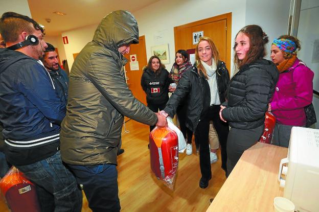 Estudiantes reparten 45 kits para el frío