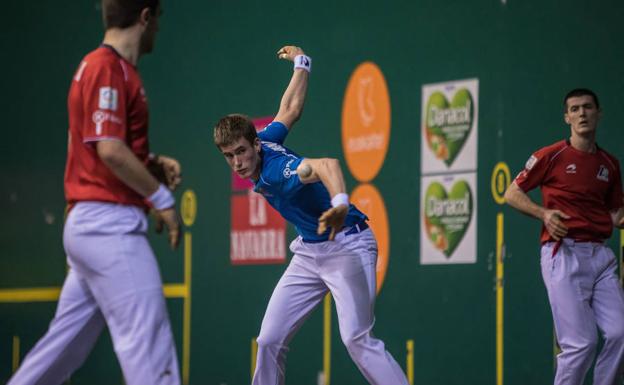 Elezkano II y Rezusta aprovechan los fallos de Mariezkurrena