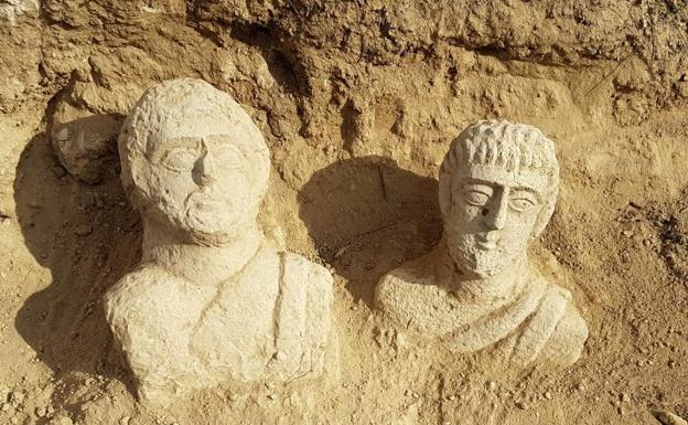 Encuentran dos bustos romanos de hace 1700 años expuestos por las lluvias