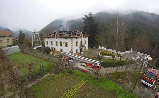 Un incendio destruye un caserío de Gordexola y deja un herido leve