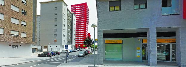 Una mujer muerde a un ladrón y le persigue por la calle tras descubrirle en su casa