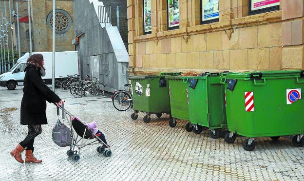La madre que tiró a su bebé a la basura en Donostia no podrá acercarse a su hija en 17 años