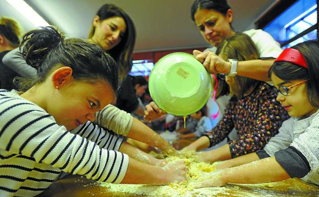 Manualidades y cocina saludable en los talleres de los sábados