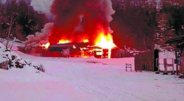 Espectacular incendio del telesilla 'Family' en La Pierre Saint Martin