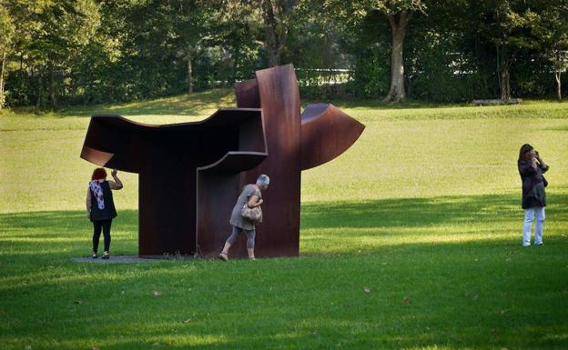 Las instituciones aplauden la reapertura de Chillida-Leku