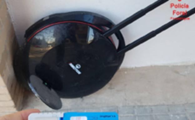 Denunciado en Tudela por circular con un patinete eléctrico por la acera mientras fumaba un 'porro'