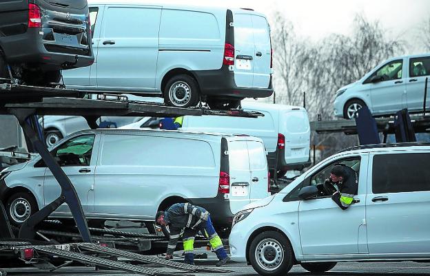 Mercedes Vitoria reduce otra vez la producción al caer las ventas por la 'crisis del diésel'