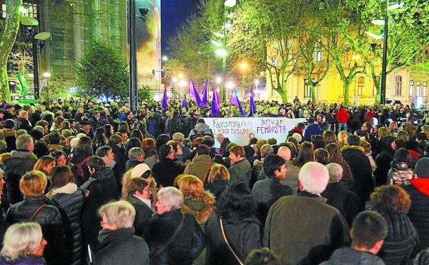 Cientos de personas se concentran en Donostia para denunciar la política de VOX sobre la mujer
