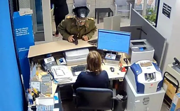 Detenido el autor del robo de un banco en Badajoz vestido de guardia civil