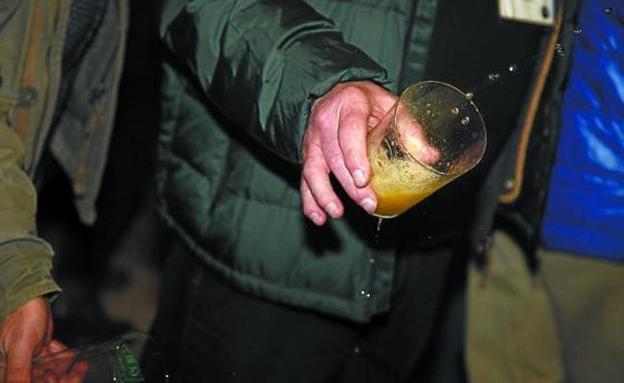 Los turistas toman el relevo de los clientes habituales del txotx en la temporada de verano