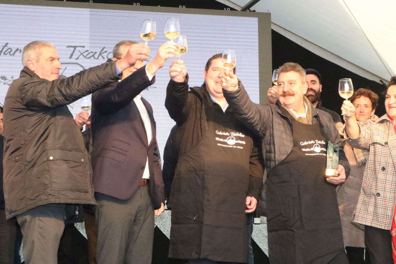 La nueva cosecha del txakoli de Getaria