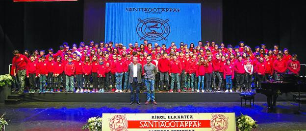 No pudieron acudir todos pero este año Santiagotarrak tiene 254 deportistas, 89 de piragüismo en pista, 88 de piragüismo de aguas bravas y 77 de remo. /  J.M. ANATOL