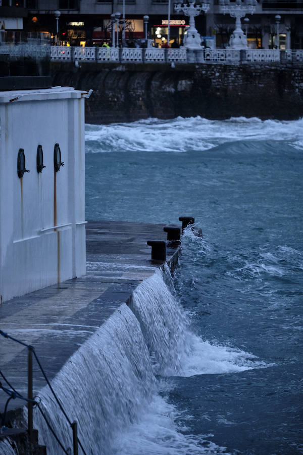 Donostia y Zarautz toman medidas ante el aviso amarillo por olas en la costa