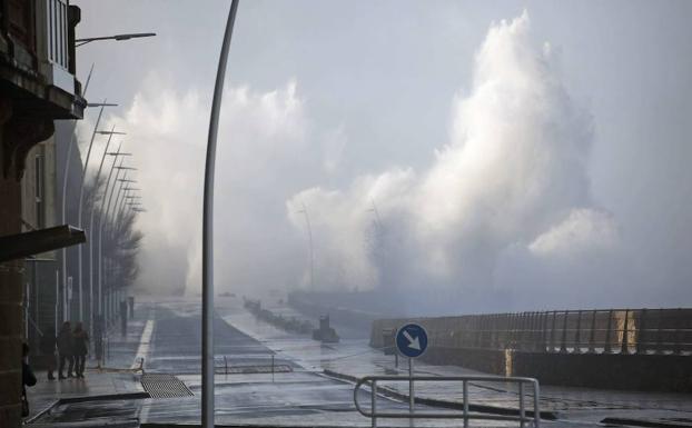 Cierre del Paseo Nuevo por olas