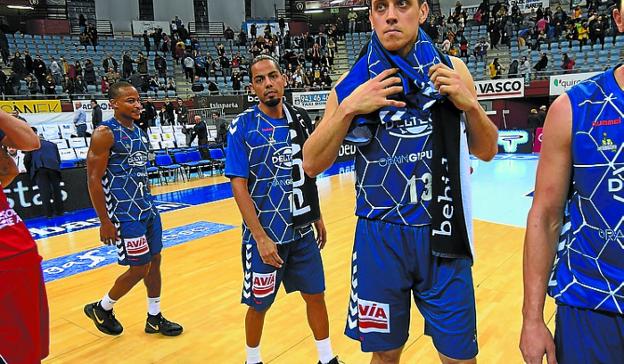 Azul oscuro, casi negro