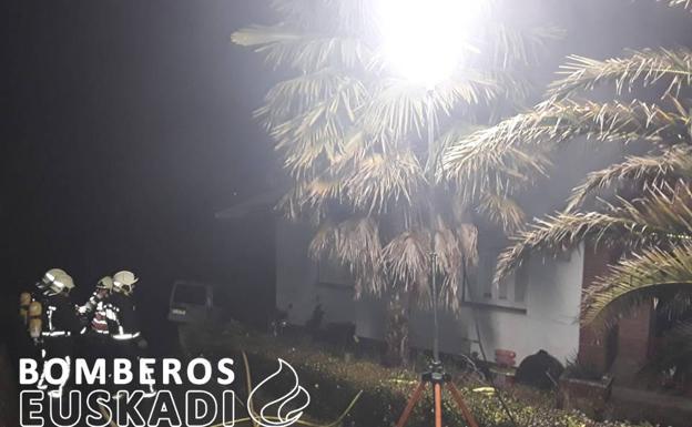 Sofocan con éxito un fuego en Oiartzun que se originó en un ático de madera