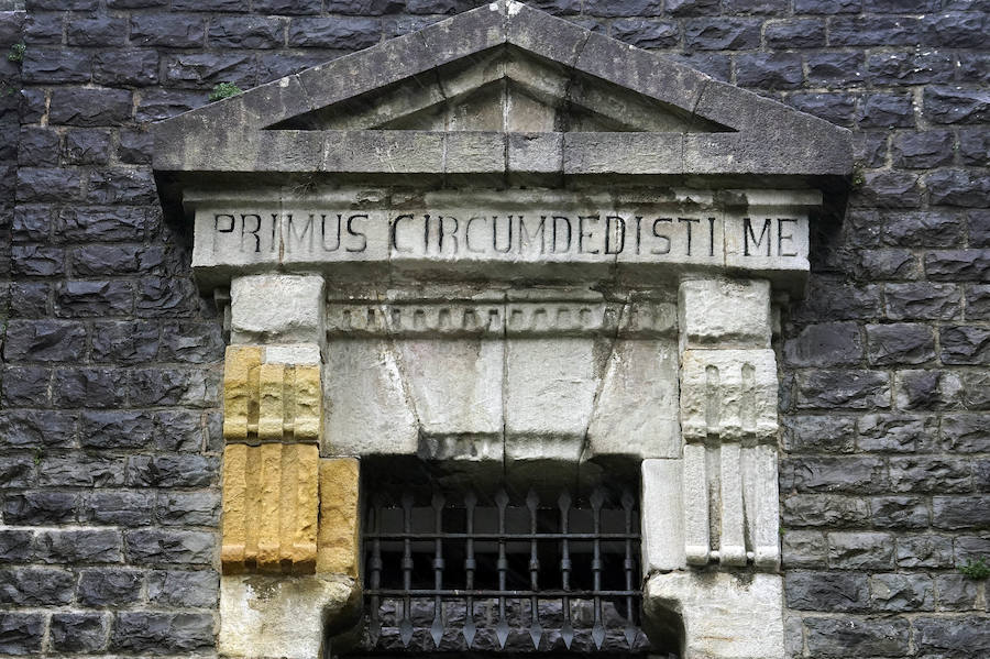 Una escultura en memoria de Elcano en el centro de Madrid