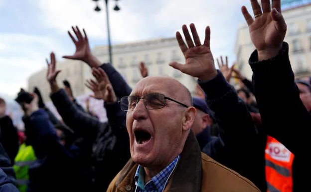 La huelga de Madrid deriva en un debate nacional sobre la regulación del taxi