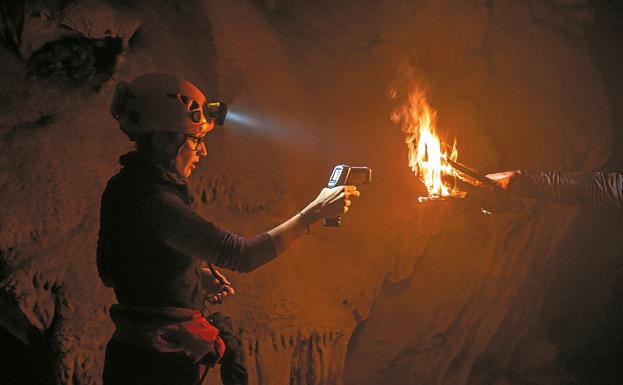 En el Paleolítico pintaban en las cuevas con la luz de antorchas de enebro y pino
