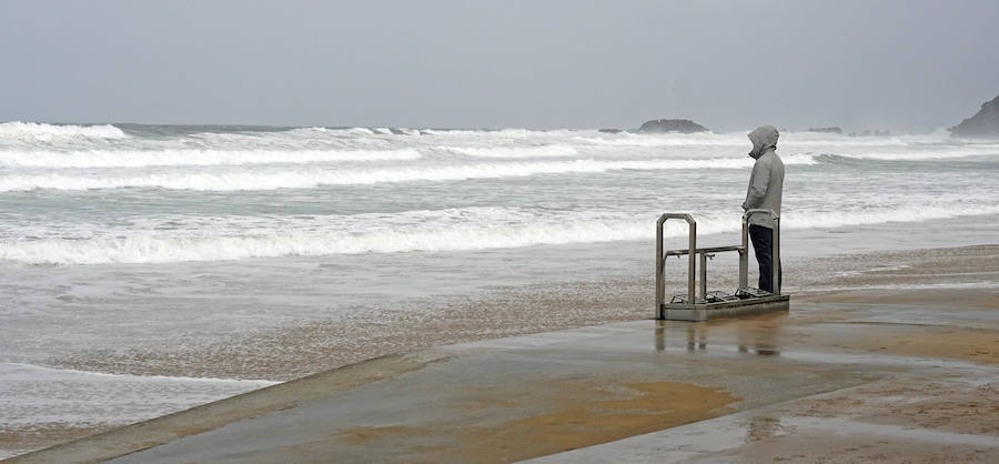 Bellas estampas en Zarautz por las olas