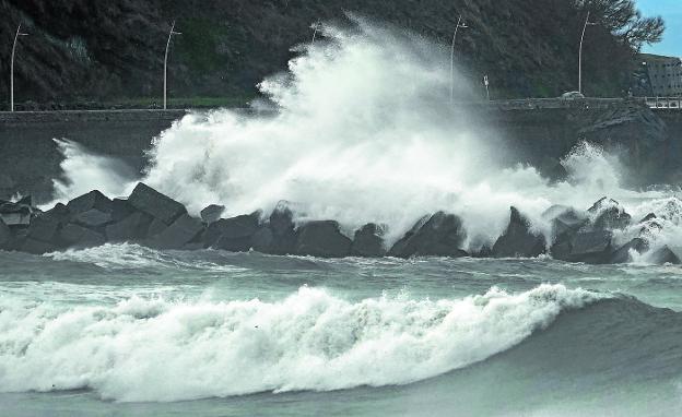 'Helena' activa los avisos por viento, olas, lluvia y nieve