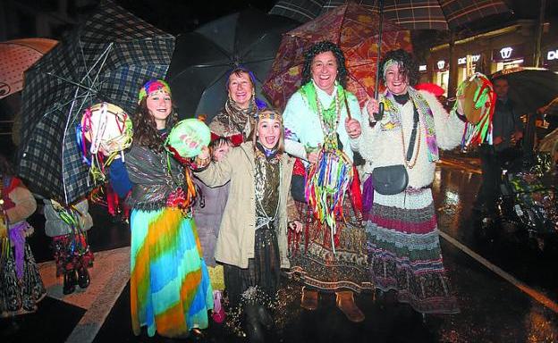 Grupo de zíngaras en el desfile de Caldereros. / F. DE LA HERA