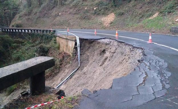 Cortada la carretera del Calvario en Mutriku por un derrumbe