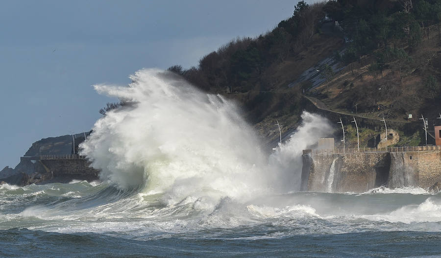 Impresionantes olas en Donostia