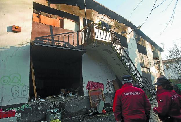 Retiran el cargo de asesinato al acusado de incendiar una nave de okupas en Andoain