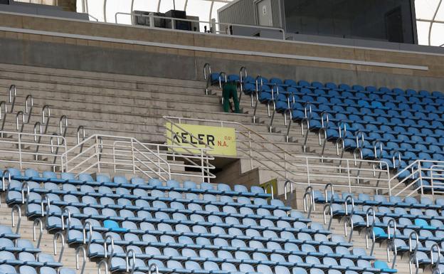 Los viejos asientos del estadio de Anoeta ya son historia
