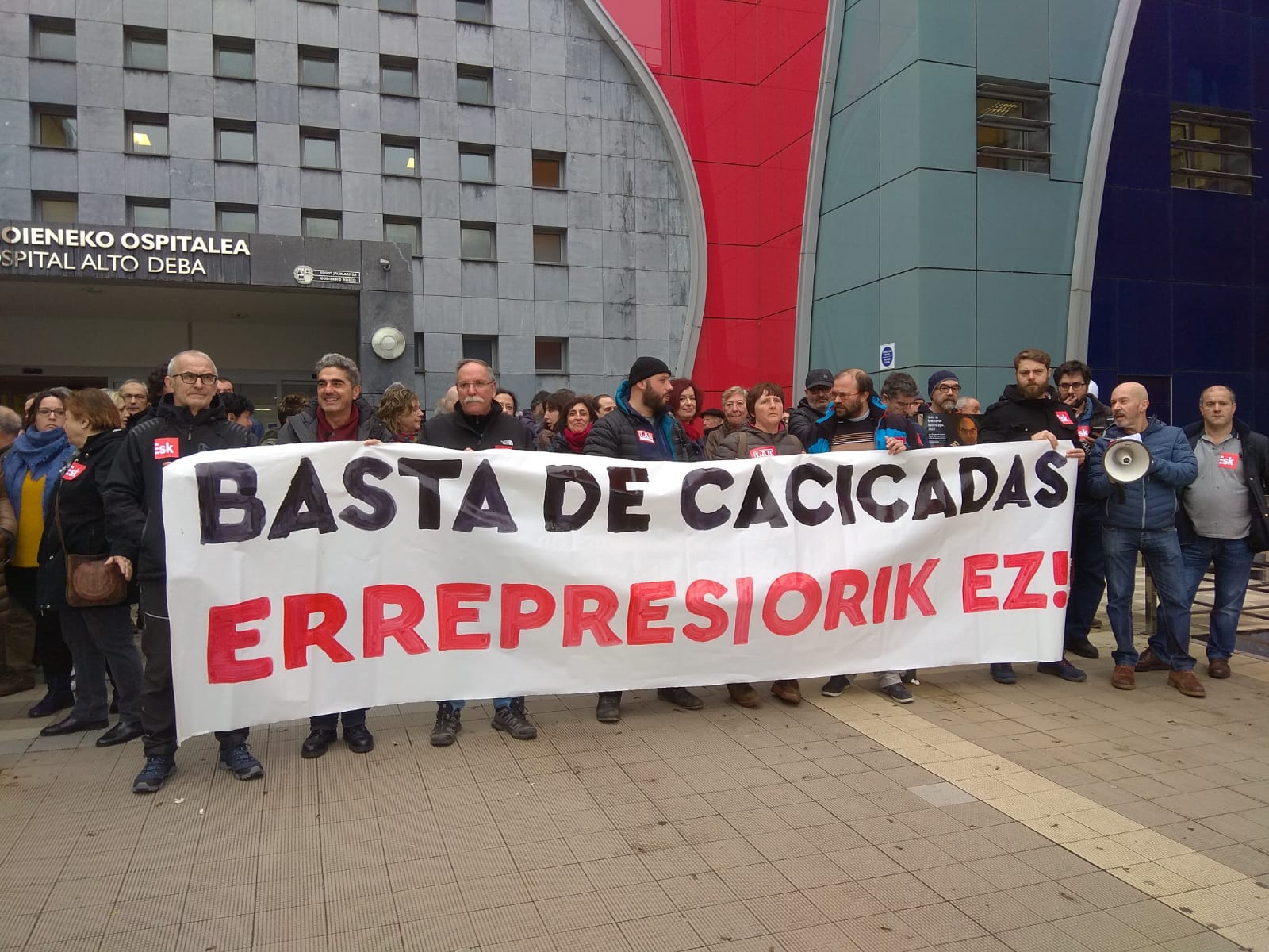 LAB y ESK denuncian «represalias» por la OPE y Osakidetza lo niega
