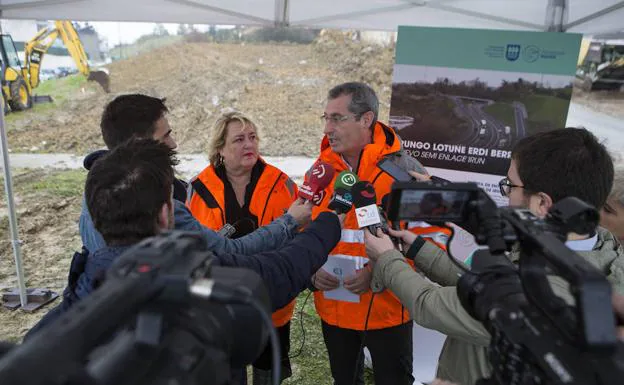 Visita de Olano a las obras de enlace de la A8/F. DE LA HERA