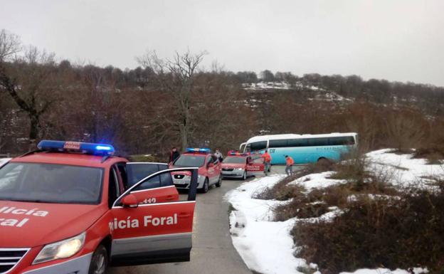 Evacuados los escolares de un autobús de Madrid atascado por la nieve en San Miguel de Aralar
