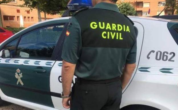 Dos guardias civiles obligaron a clientes de un bar a meterse balas en la boca y cantar el 'Cara al sol'