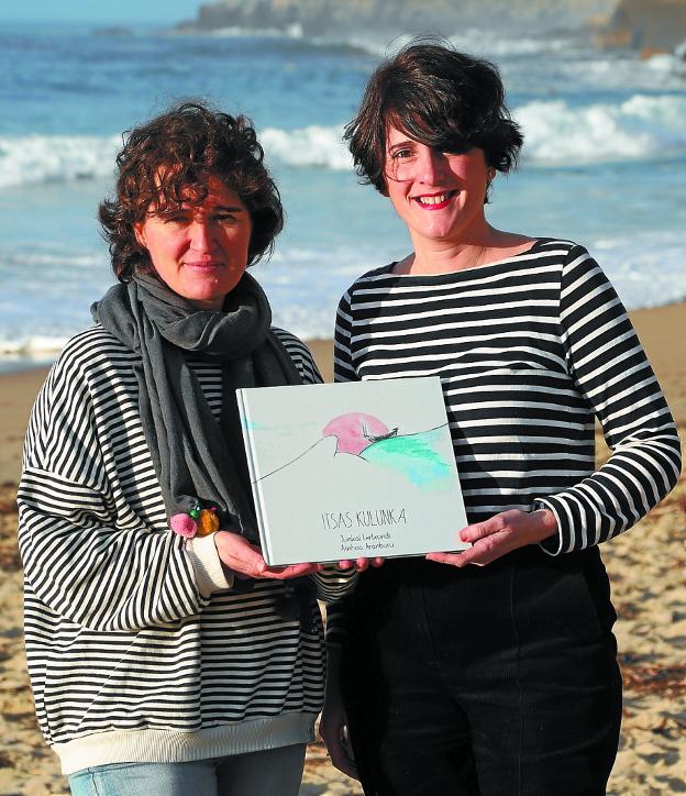 Junkal Lertxundi eta Ainhoa Aranburu (Idazlea eta ilustratzailea): «Itsasoaren kulunka ez da mugimendu soil bat, barneraino iristen zaizu»