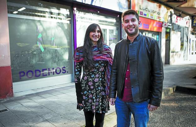 Candidato. Miren Echeveste y David Soto, ante la sede de Podemos, en la calle Izaga. / F. DE LA HERA