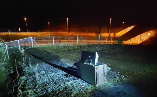 Encuentran un cajero automático del hospital de Zumarraga en una pista forestal