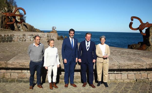 La plaza y esculturas del Peine del Viento serán «bien cultural» con categoría de Conjunto Monumental