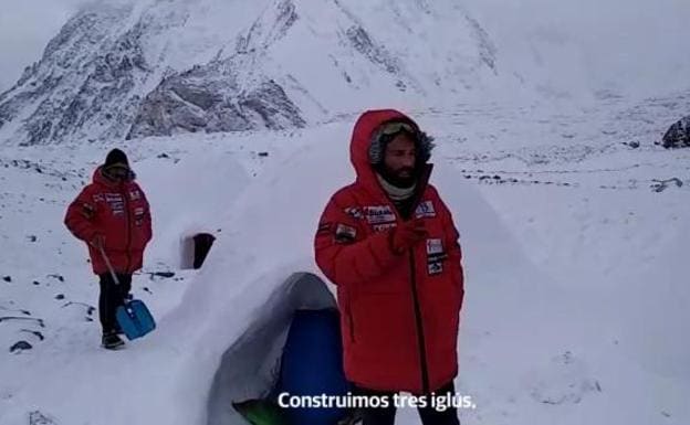 Txikon duerme en un iglú a los pies del K2