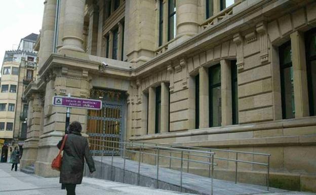 Condenado un matrimonio en Donostia por gastar el dinero de una tía mayor que tutelaban