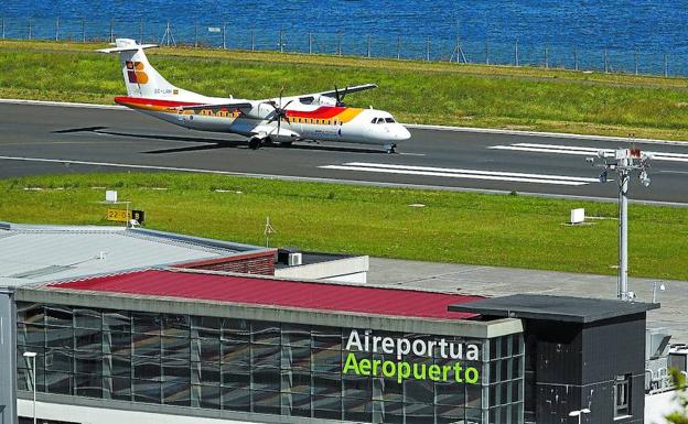 El aeropuerto de Hondarribia se queda otro año sin vuelos a Londres y Palma en verano