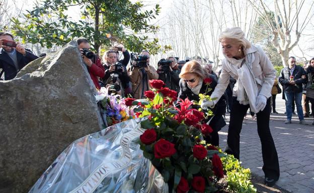 Dirigentes de todos los partidos homenajean a Buesa y Díaz en Vitoria