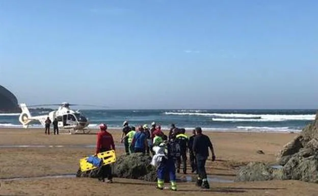 Evacuada en helicóptero tras caerse en una zona de rocas de la playa de Bakio